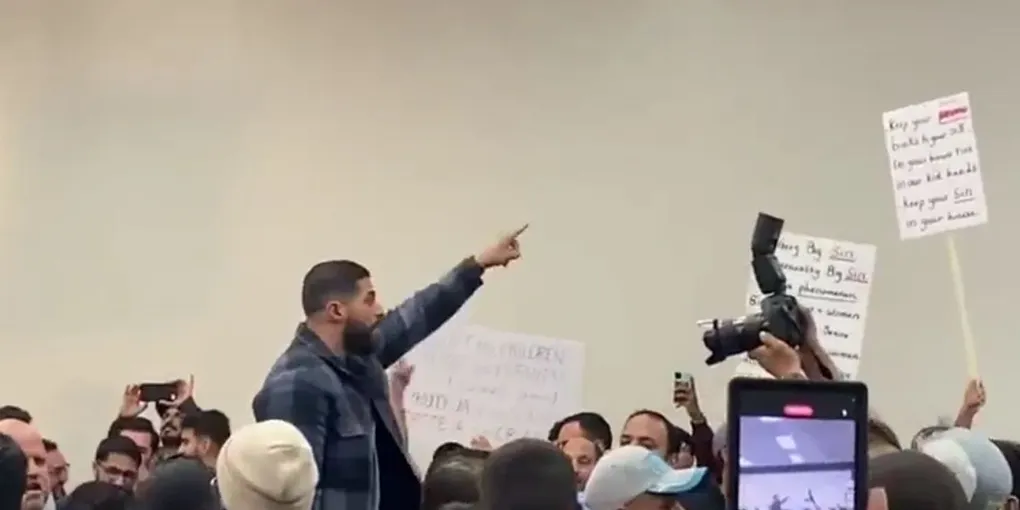 Dearborn-এর মুসলিমরা স্কুলে LGBT পাঠ্যক্রমের প্রতিবাদ করে